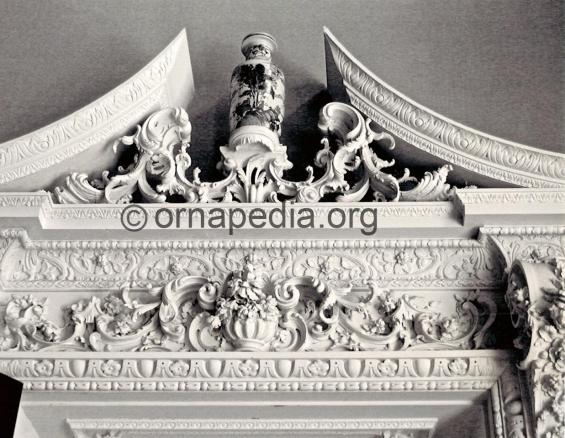 Rococo split pediment