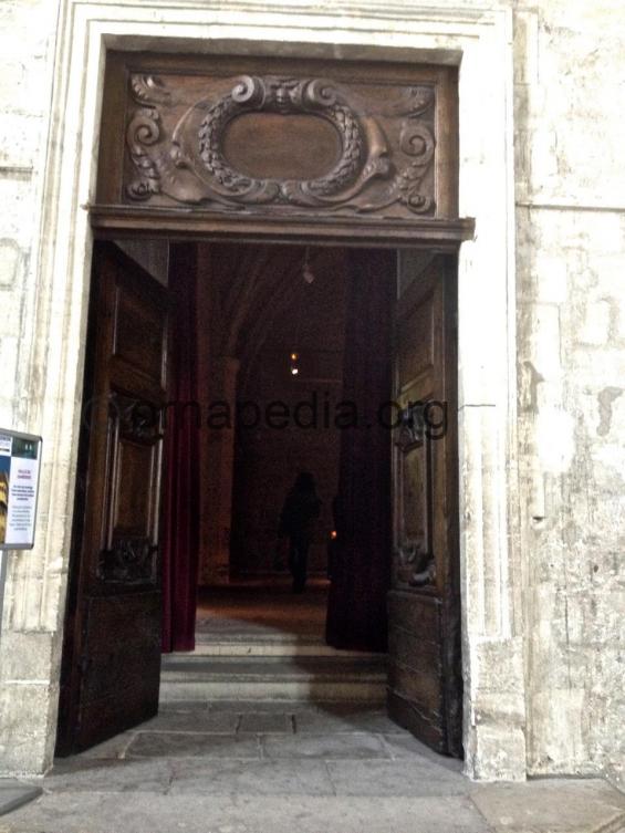 Palais des Papes doorway 