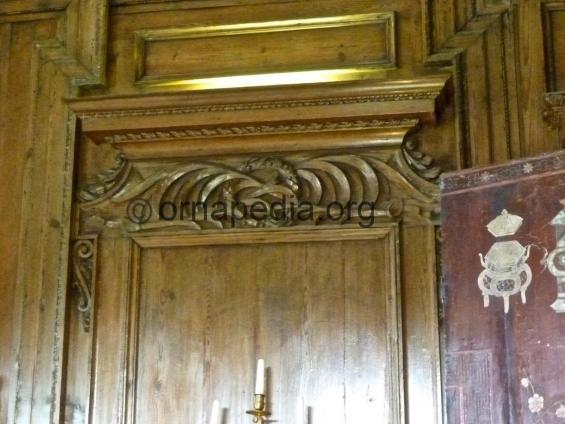 ORN Leeds Castle - wood carved reeds and garland to panel - Ornapedia 66.jpeg