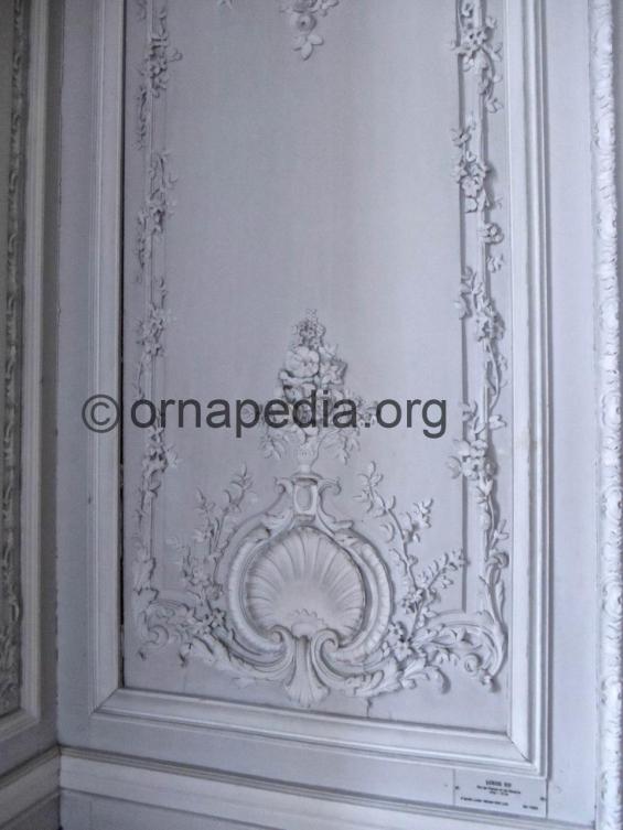 Versailles shells acanthus and roses