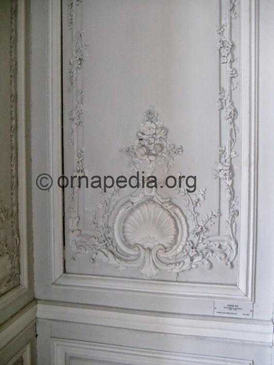 Versailles shells acanthus and roses