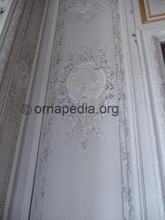 Versailles shells acanthus and roses