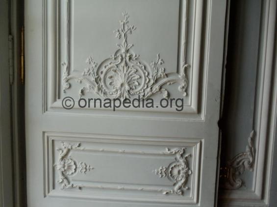 Versailles shells and acanthus