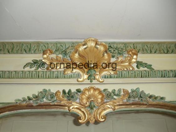 Versailles frame crest with shell