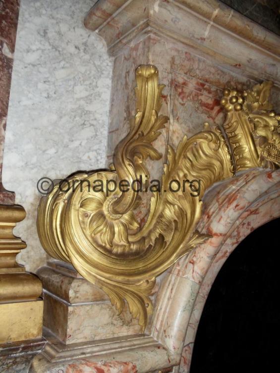 Gilt bronze acanthus