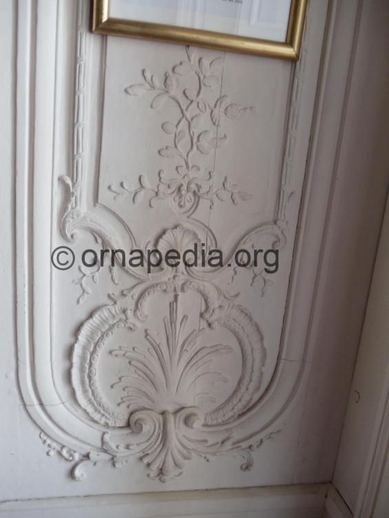 Versailles shell and acanthus