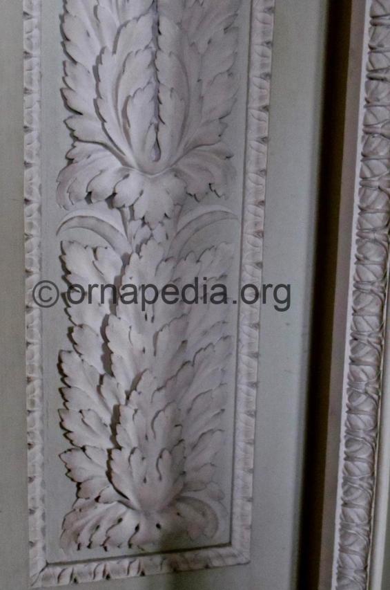 French leaf moulding.