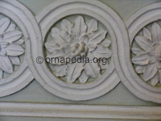 Floral band moulding.