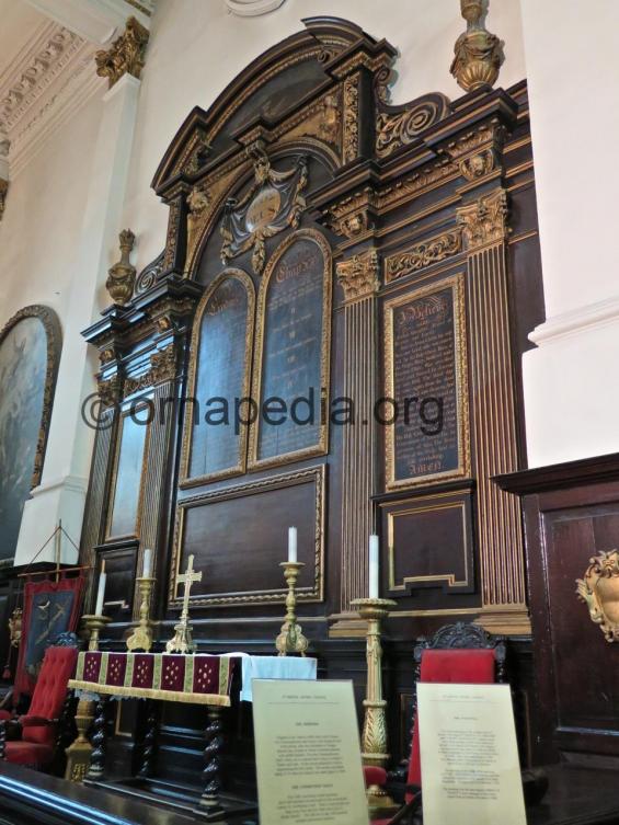 Reredos with swags drops cherubs urns - Gibbons - in The Wren Church of St. Martin within Ludgate - London - very near St Paul's Cathedral - Ornapedia appliqué.