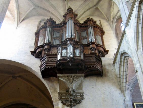  Organ case 