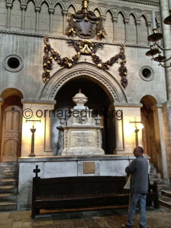 Tomb with cartouche